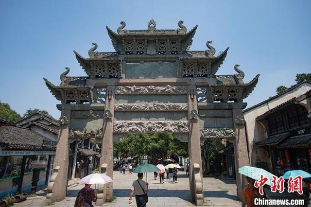 江苏省十四届人大二次会议举行第二次全体会议